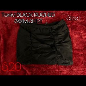 BLACK RUCHED SWIM SKIRT